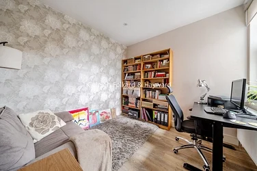 Flat Bollo Bridge Road in Greater London