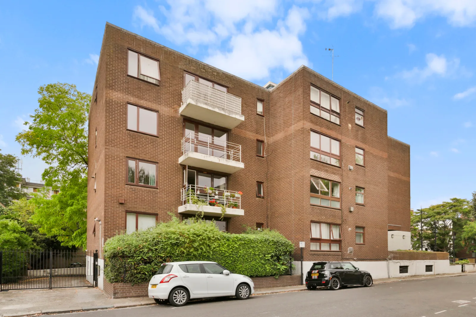 Flat Rochester Square in Greater London