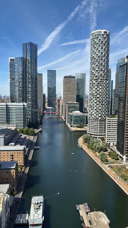 Room Dollar Bay Place in Greater London