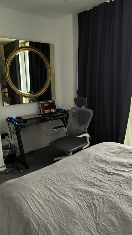 Room Dollar Bay Place in Greater London