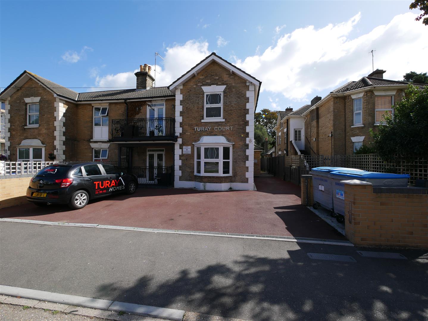 Flat Woodside Road in Bournemouth