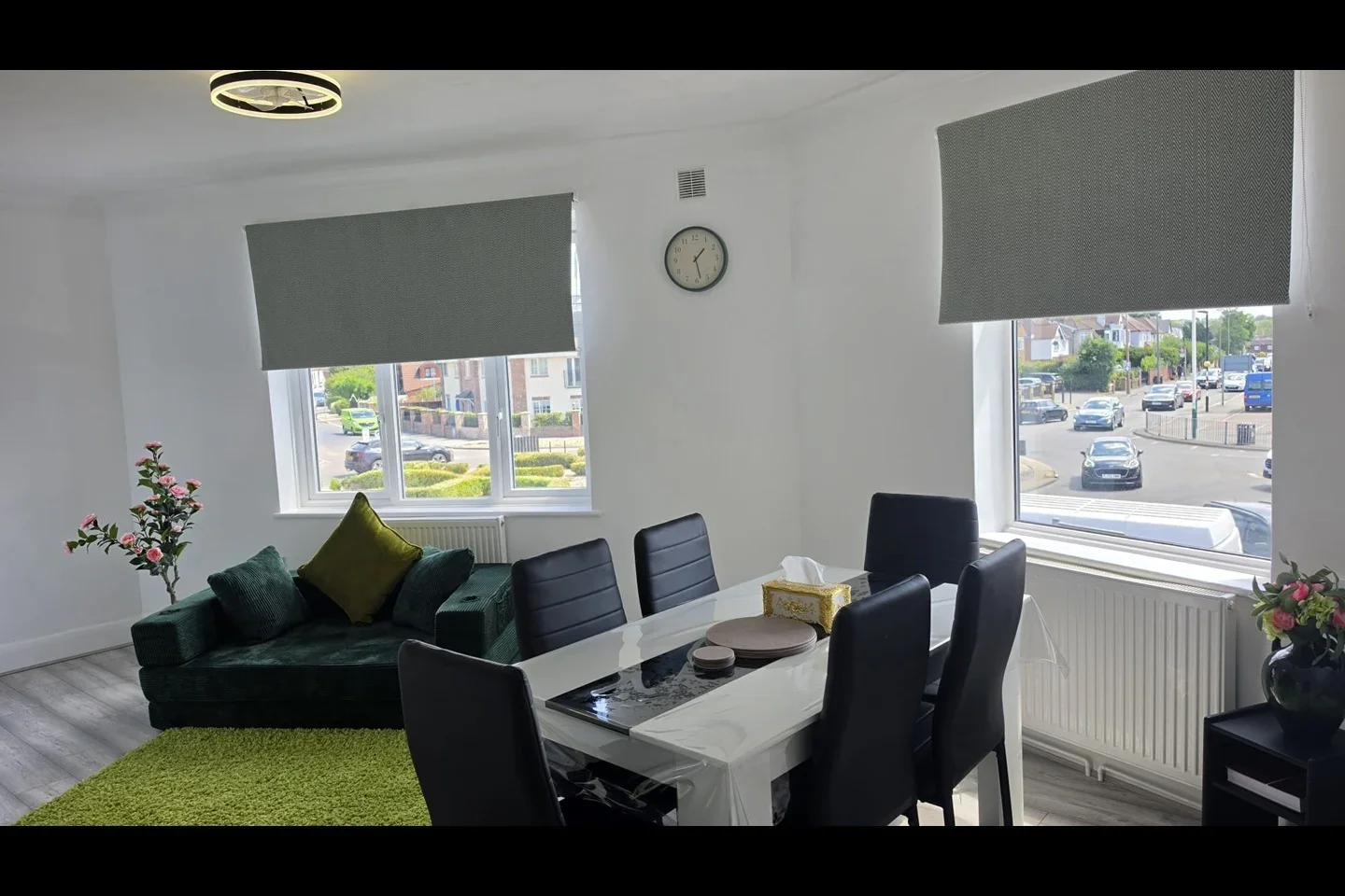 Flat Balgores Lane in Greater London