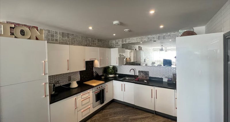 Room Fulbourne Road in Greater London