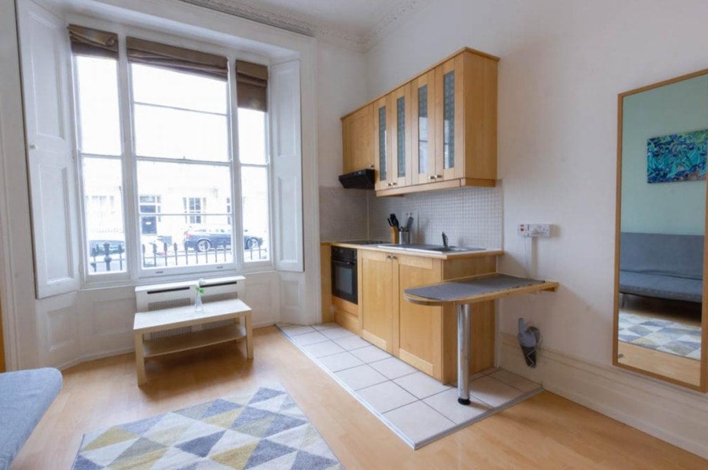 Flat Belgrave Road in City of Westminster