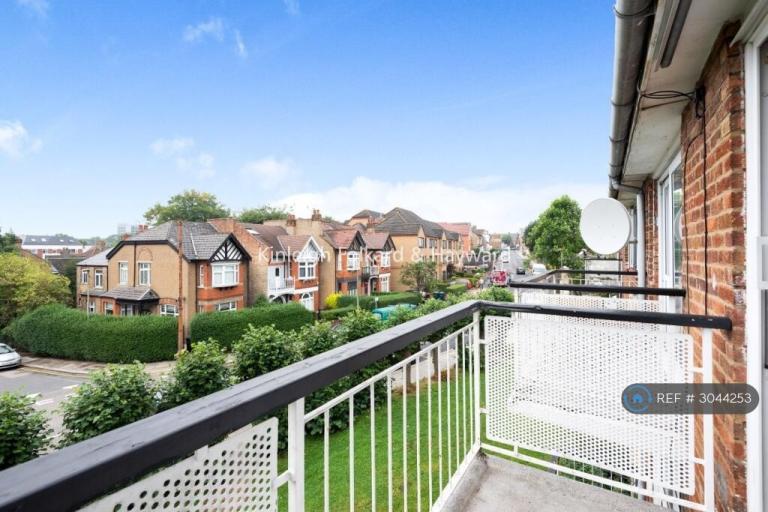 Flat Victoria Grove in Greater London