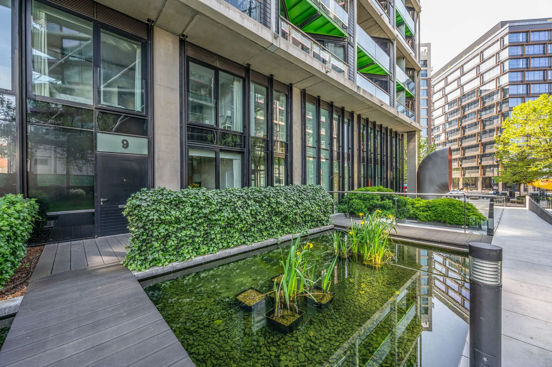 Flat Tideway Walk in Greater London