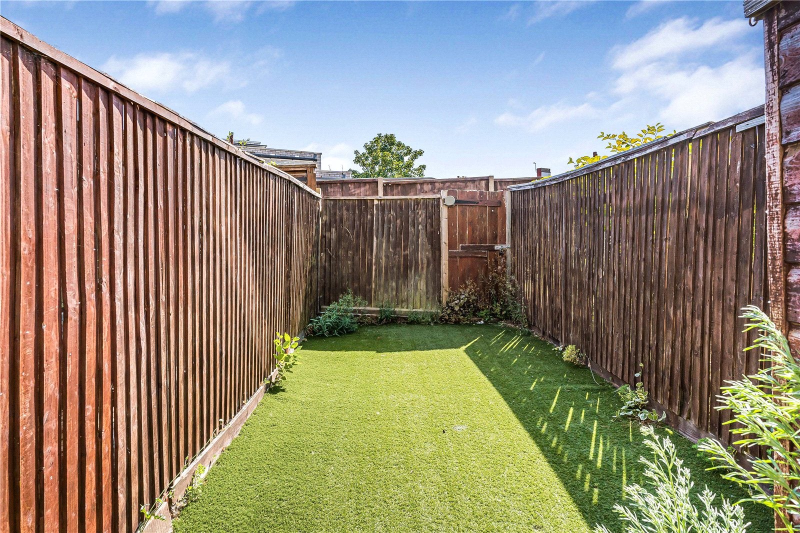 Flat Hythe Road in Greater London