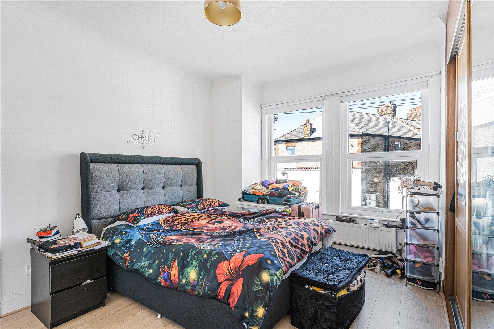 Flat Hythe Road in Greater London