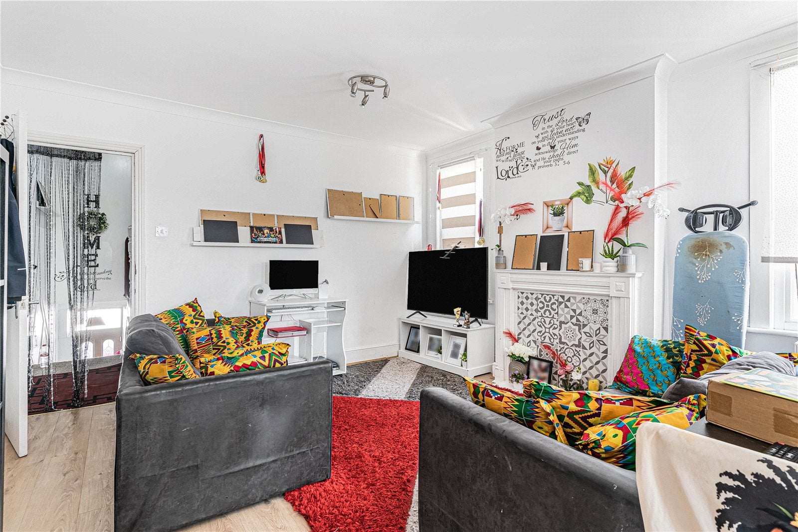 Flat Hythe Road in Greater London