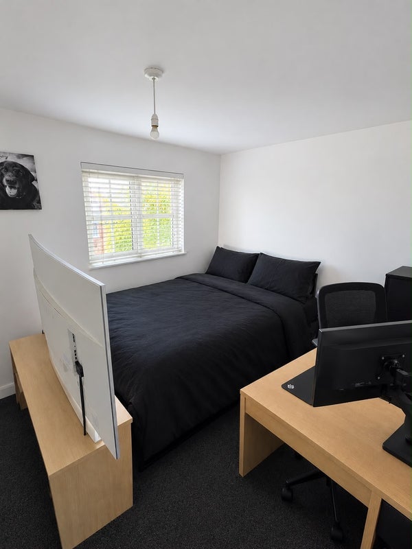 Room Lychgate Close in Stoke-on-Trent