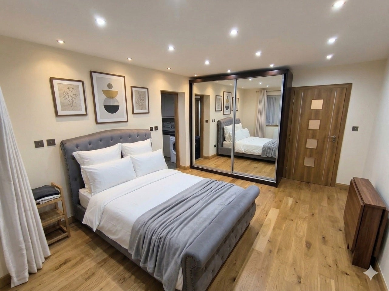Room Camden Avenue in Greater London