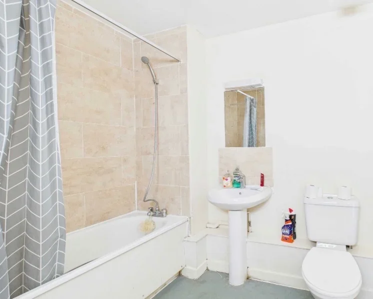 Room Pioneer Close in Greater London