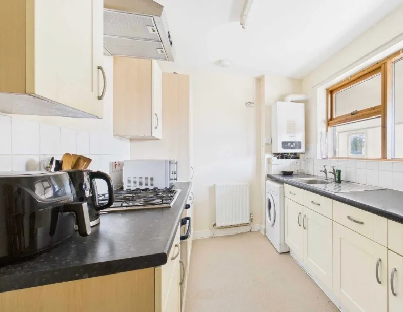 Room Pioneer Close in Greater London