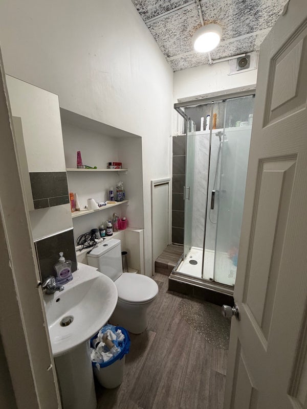 Room Roscoe Street in Greater London