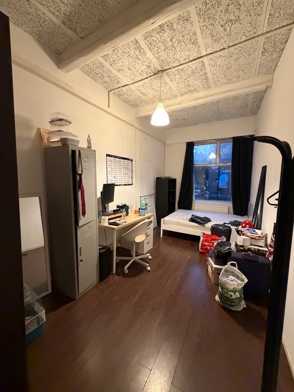 Room Roscoe Street in Greater London