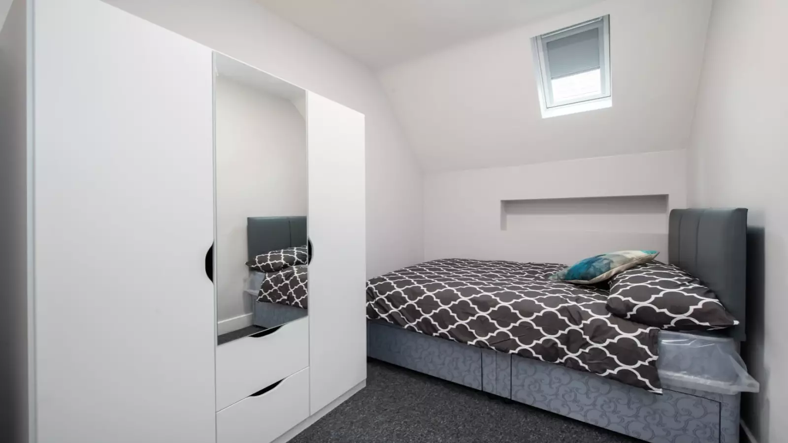 Room South Park Road in Greater London