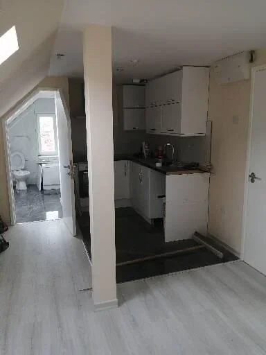 Flat Ockley Road in Greater London