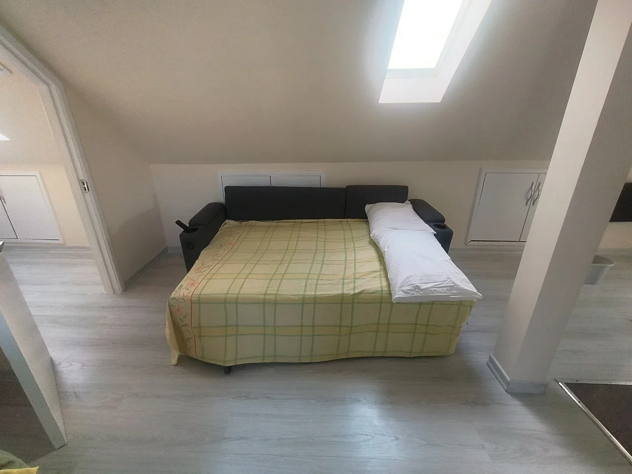 Flat Ockley Road in Greater London