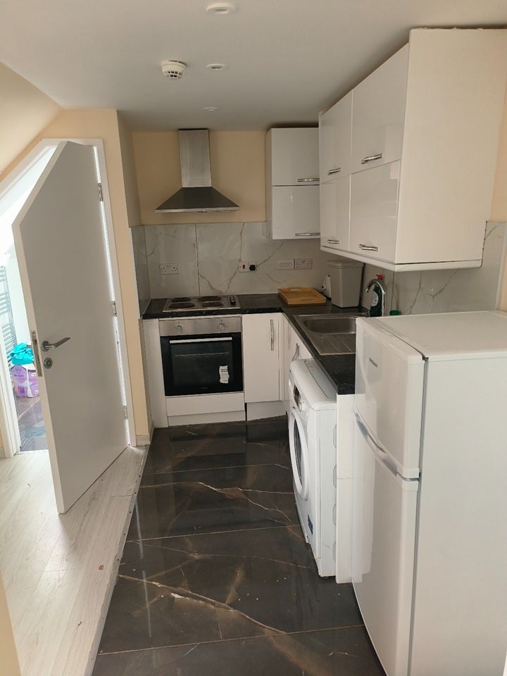 Flat Ockley Road in Greater London