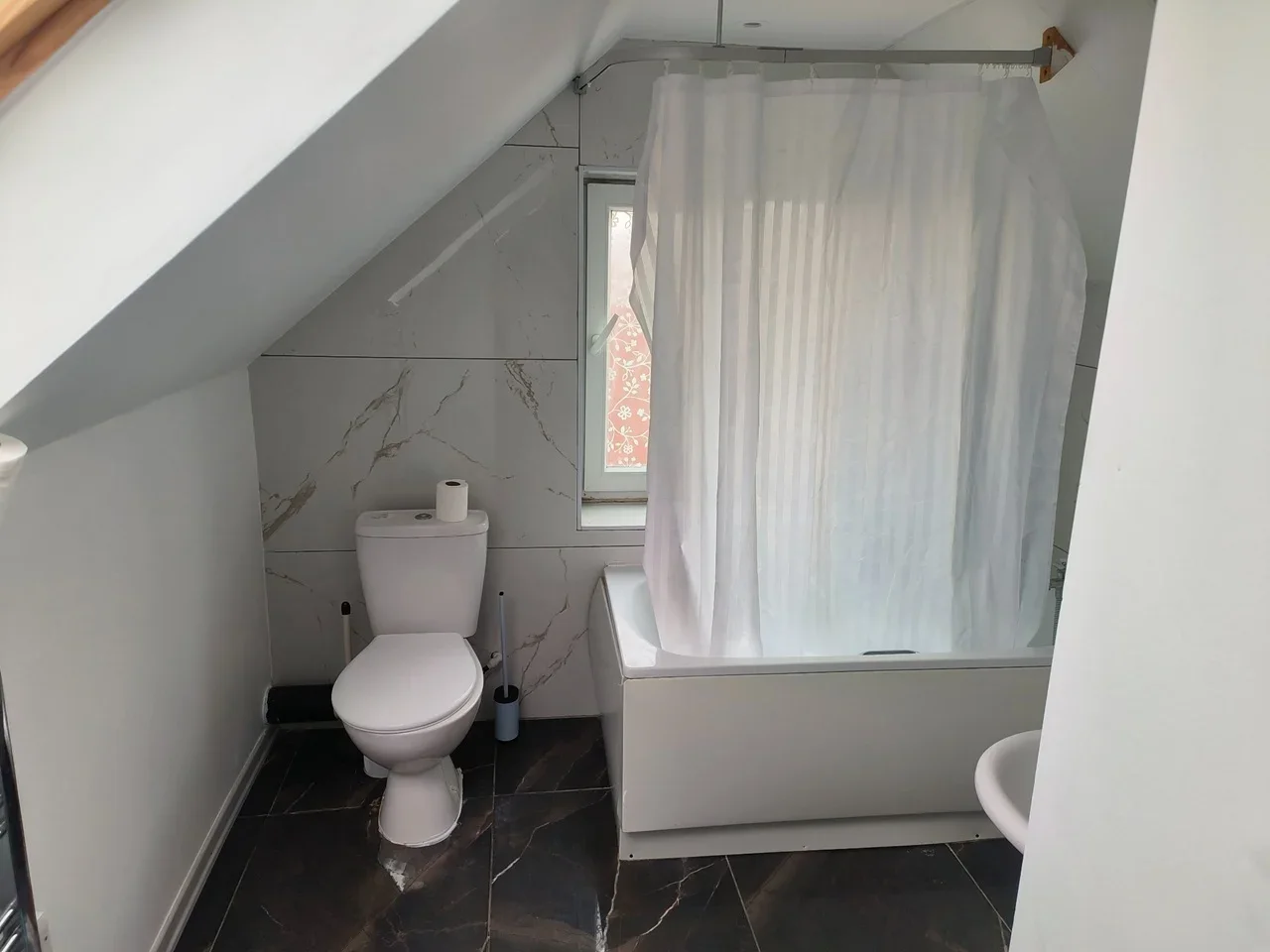 Flat Ockley Road in Greater London
