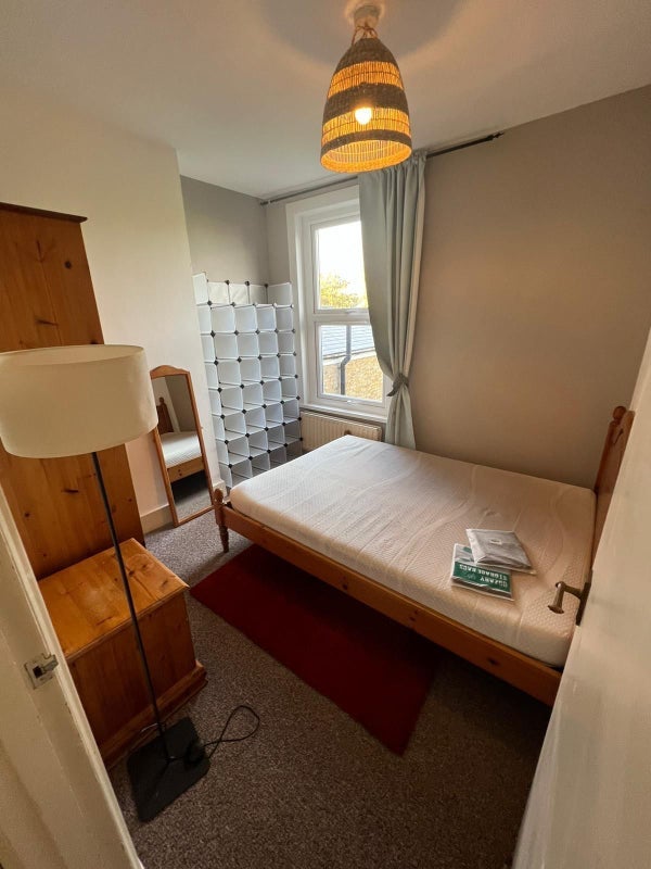 Room Lower Road in Greater London