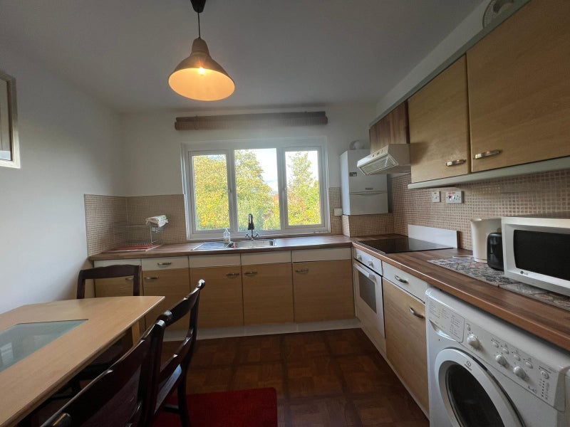 Room Lower Road in Greater London