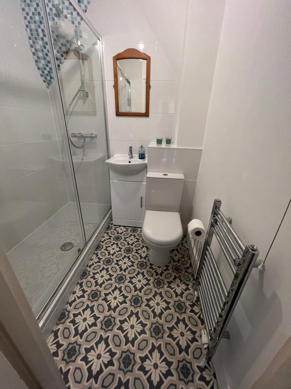 Room Lower Road in Greater London