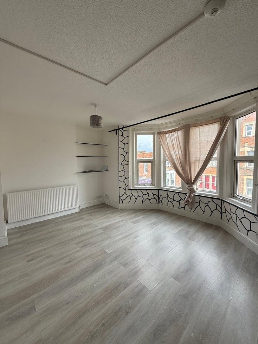 Flat George Lane in Greater London