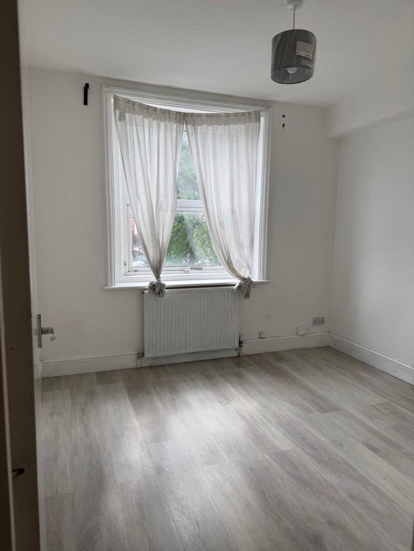 Flat George Lane in Greater London
