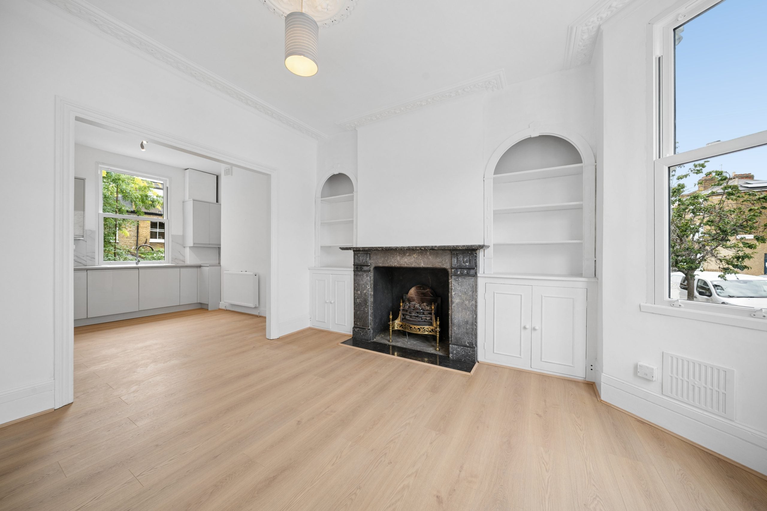 Flat Brackenbury Road in Greater London