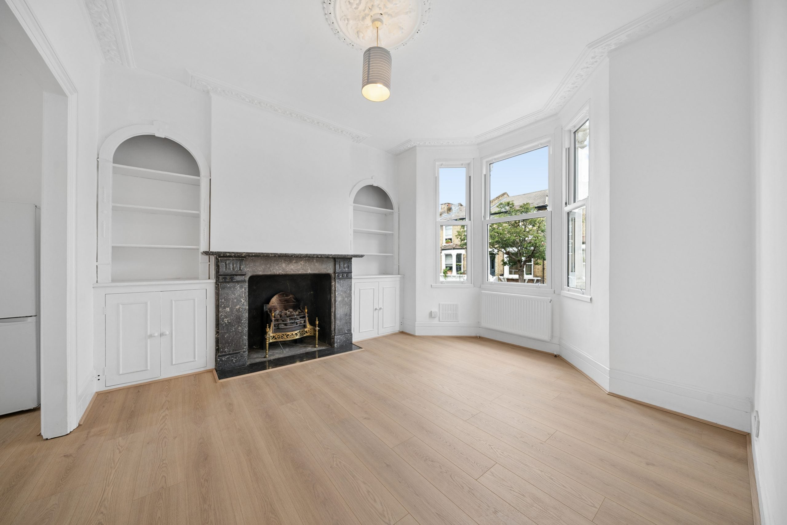 Flat Brackenbury Road in Greater London