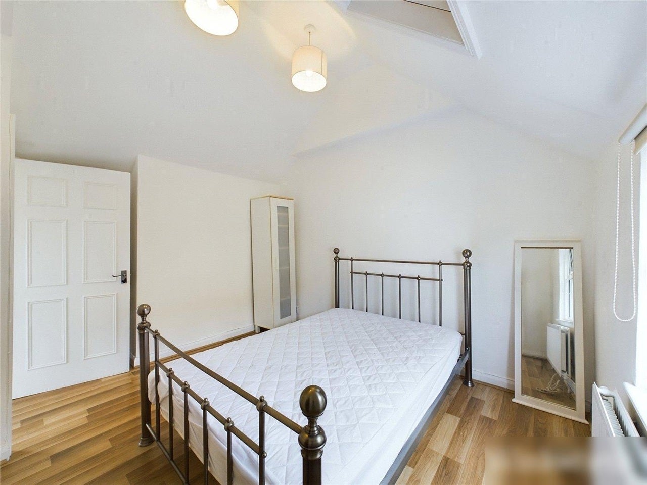 Flat Inglis Road in Greater London