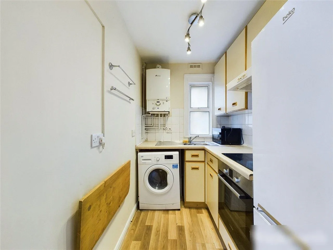 Flat Inglis Road in Greater London