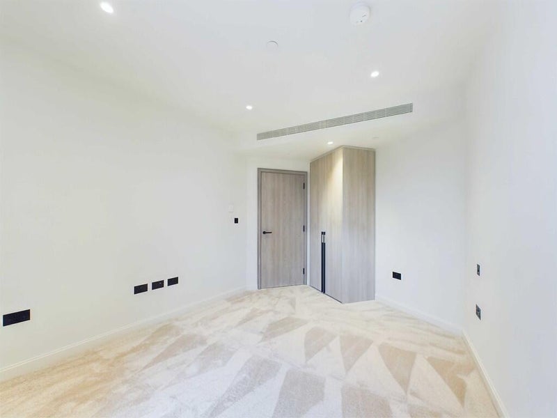Room Marsh Wall in Greater London
