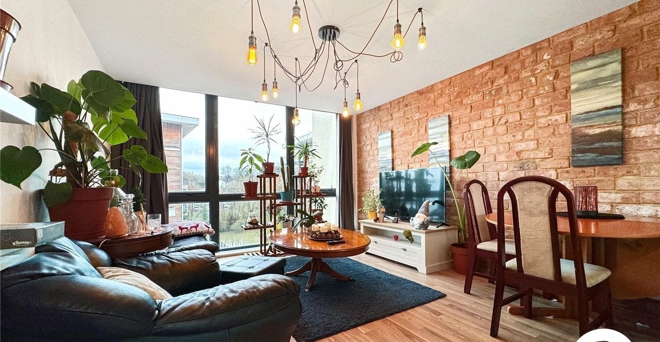 Flat Clifford Way in Maidstone