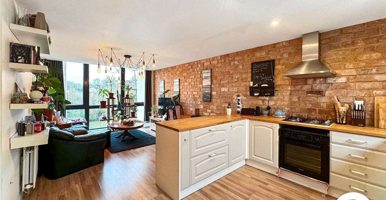 Flat Clifford Way in Maidstone