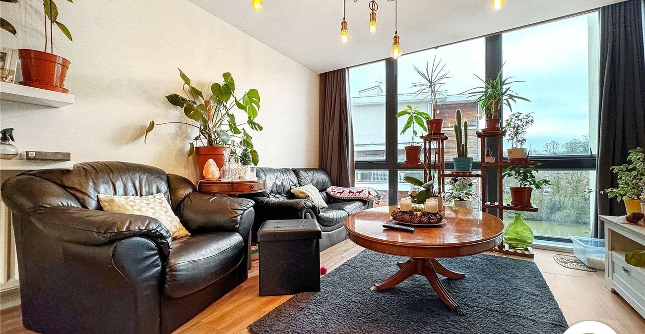 Flat Clifford Way in Maidstone