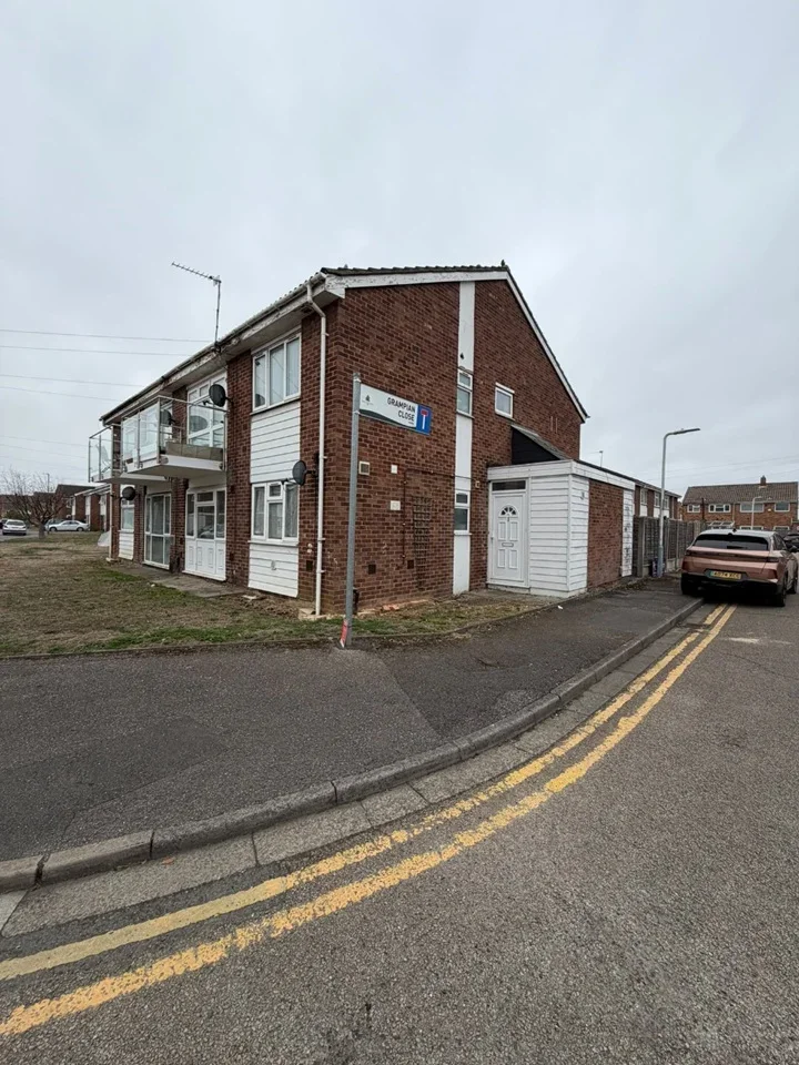 Flat Grampian Close in Greater London