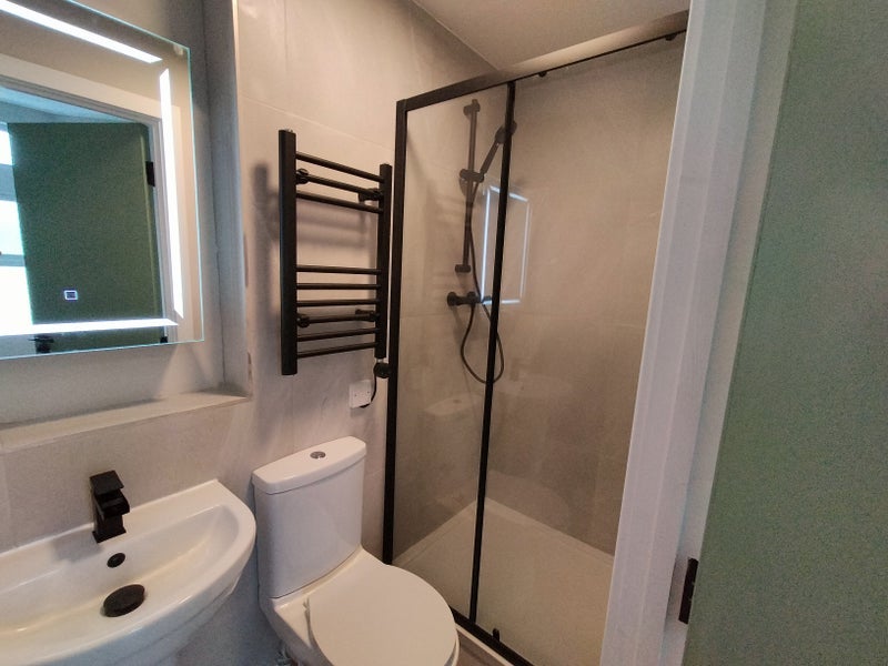 Room Summerfield Avenue in Cardiff