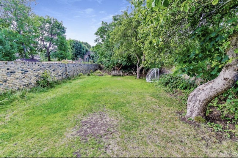 Room Groveway in Greater London