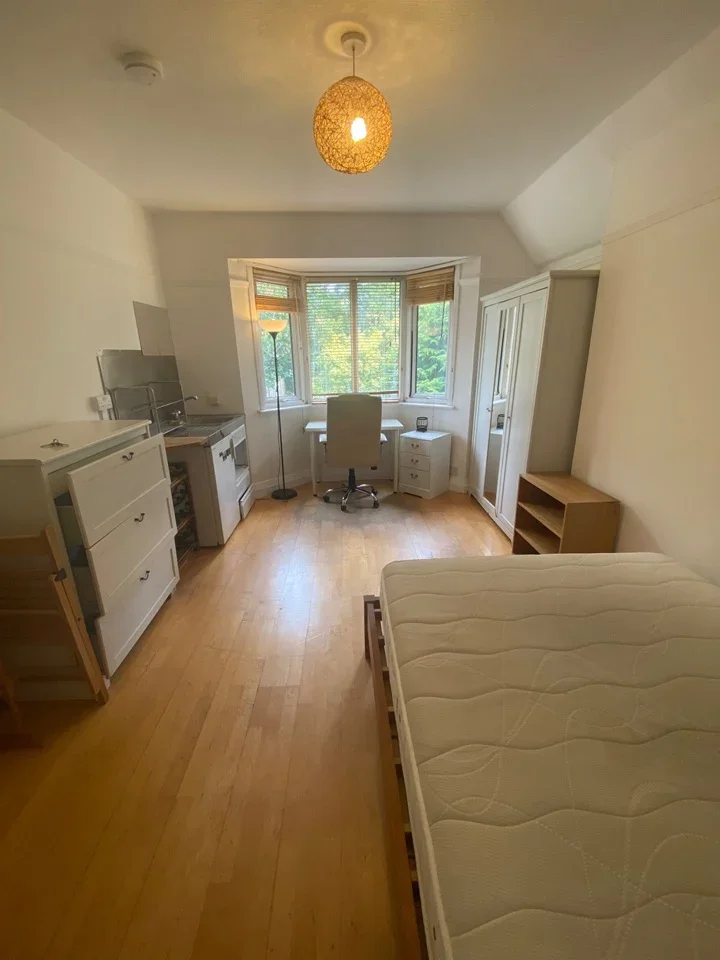 Room Golders Green Crescent in Greater London