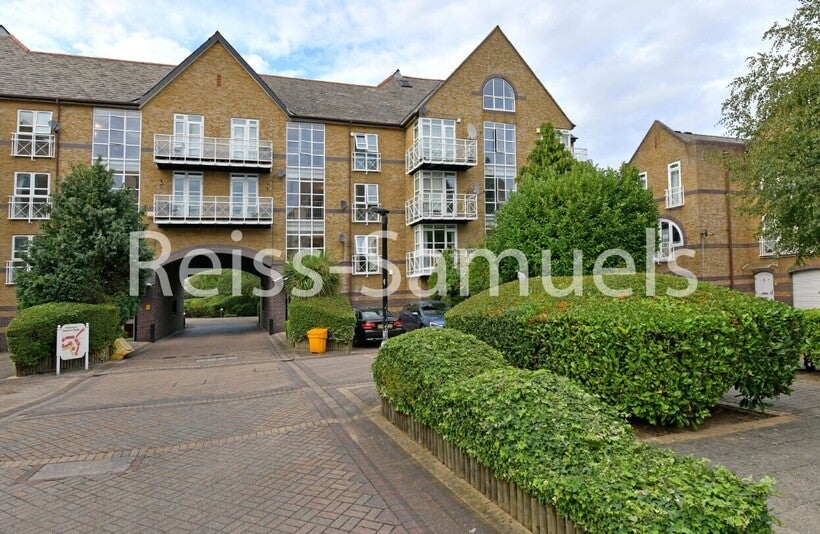 Flat Eleanor Close in Greater London
