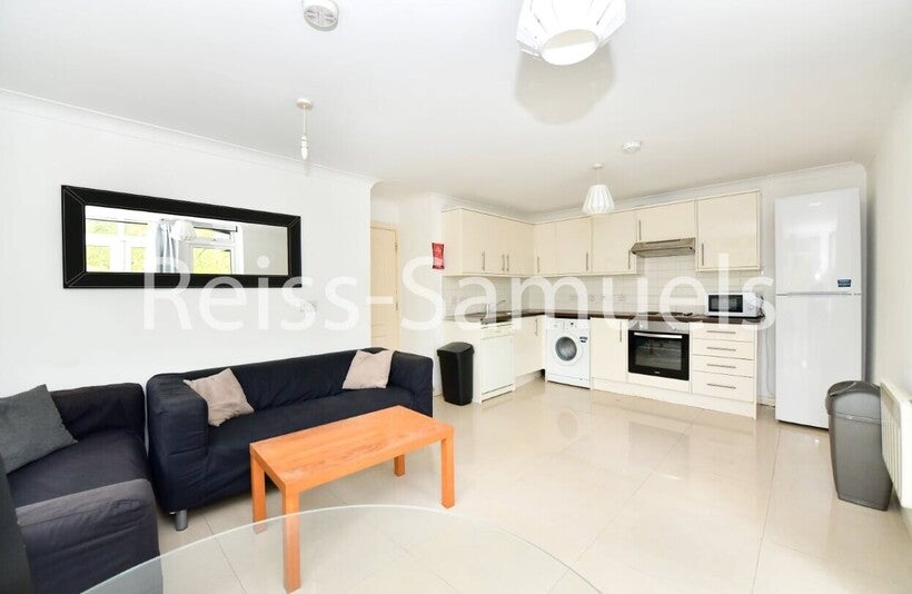 Flat Eleanor Close in Greater London