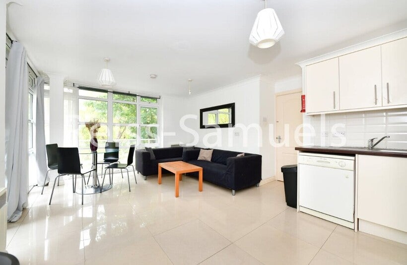 Flat Eleanor Close in Greater London