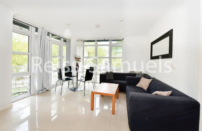 Flat Eleanor Close in Greater London