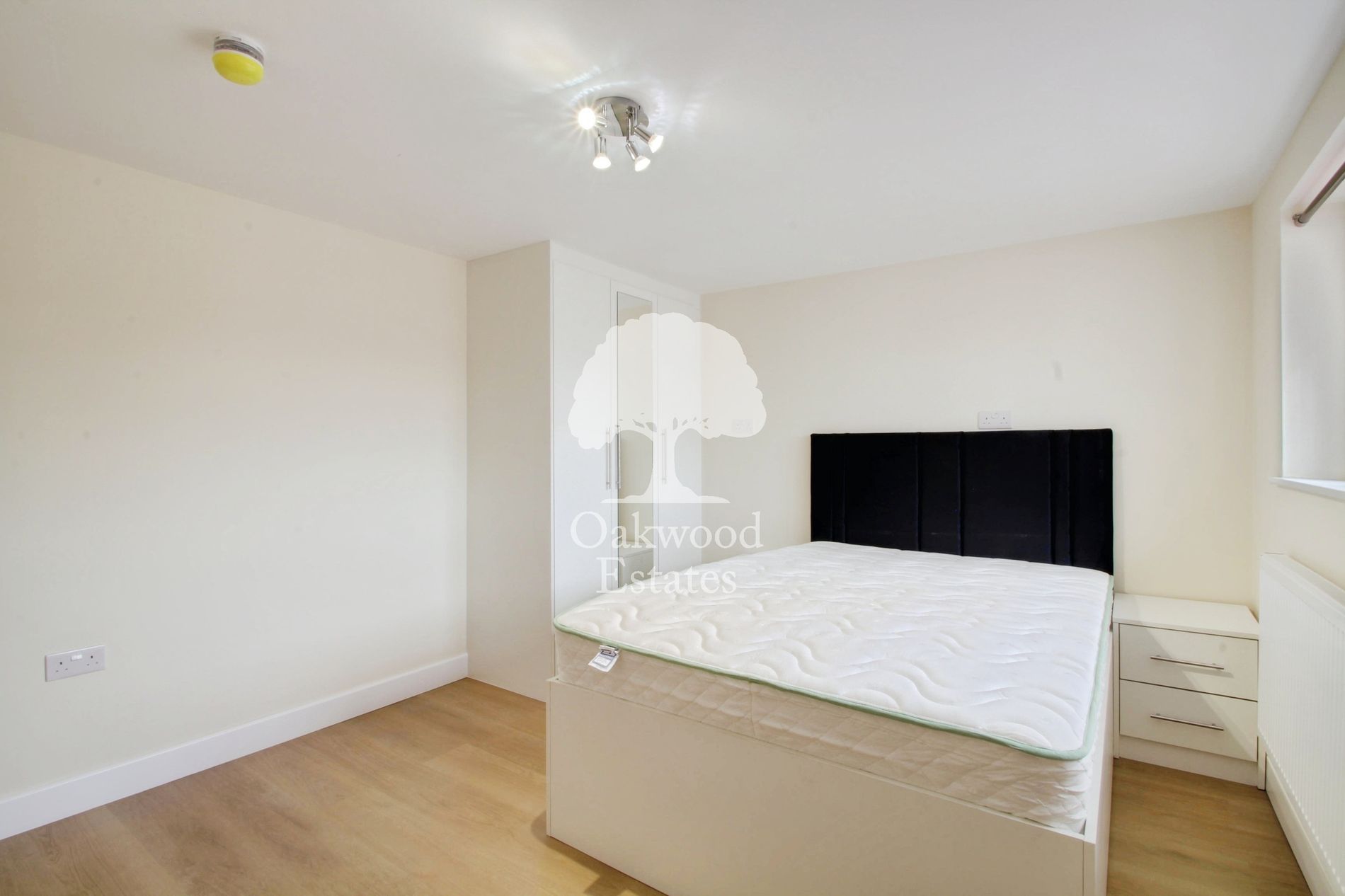 Room Parlaunt Road in Slough