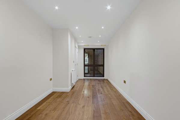 Flat Dod Street in Greater London