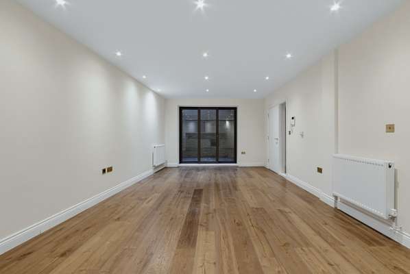 Flat Dod Street in Greater London