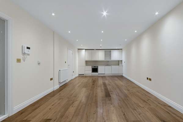 Flat Dod Street in Greater London