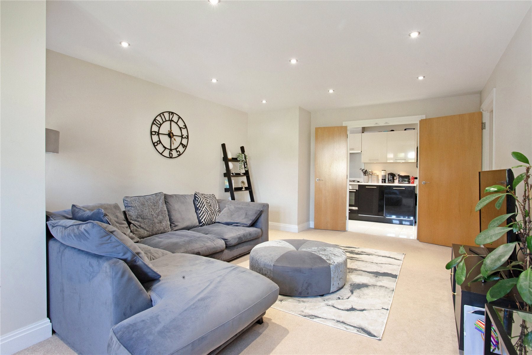 Flat Pound Farm Close in Elmbridge